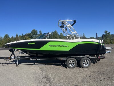 Bateau Mastercraft NXT22 2017 Noir & Vert, Moteur Ilmor 5.7l 325hp avec 575h, Remorque, Complètement Équipé pour le Wakesurf!