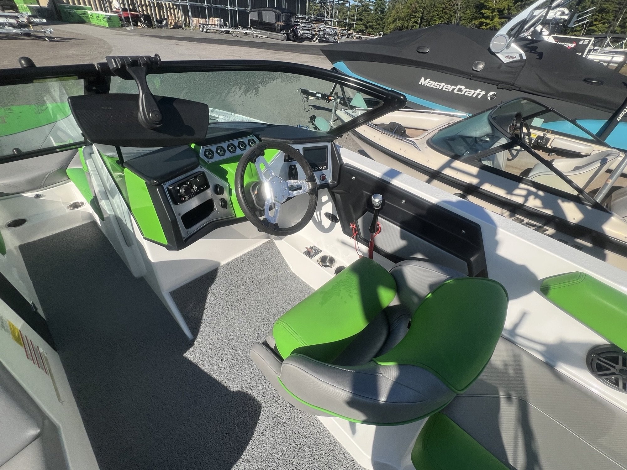 Bateau Mastercraft NXT22 2017 Noir & Vert, Moteur Ilmor 5.7l 325hp avec 575h, Remorque, Complètement Équipé pour le Wakesurf!