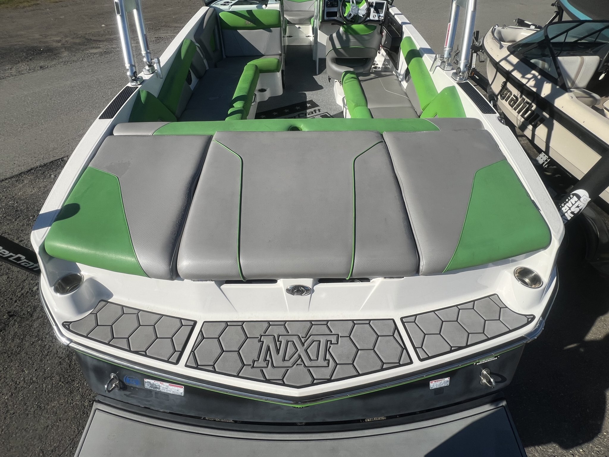 Bateau Mastercraft NXT22 2017 Noir & Vert, Moteur Ilmor 5.7l 325hp avec 575h, Remorque, Complètement Équipé pour le Wakesurf!