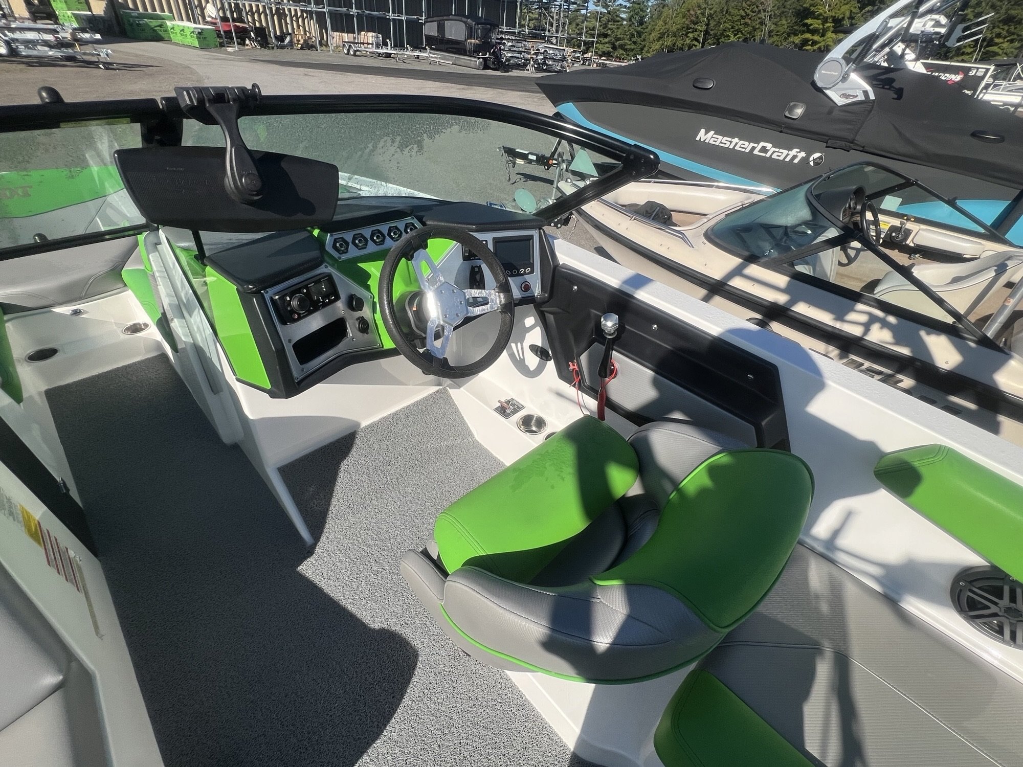 Bateau Mastercraft NXT22 2017 Noir & Vert, Moteur Ilmor 5.7l 325hp avec 575h, Remorque, Complètement Équipé pour le Wakesurf!