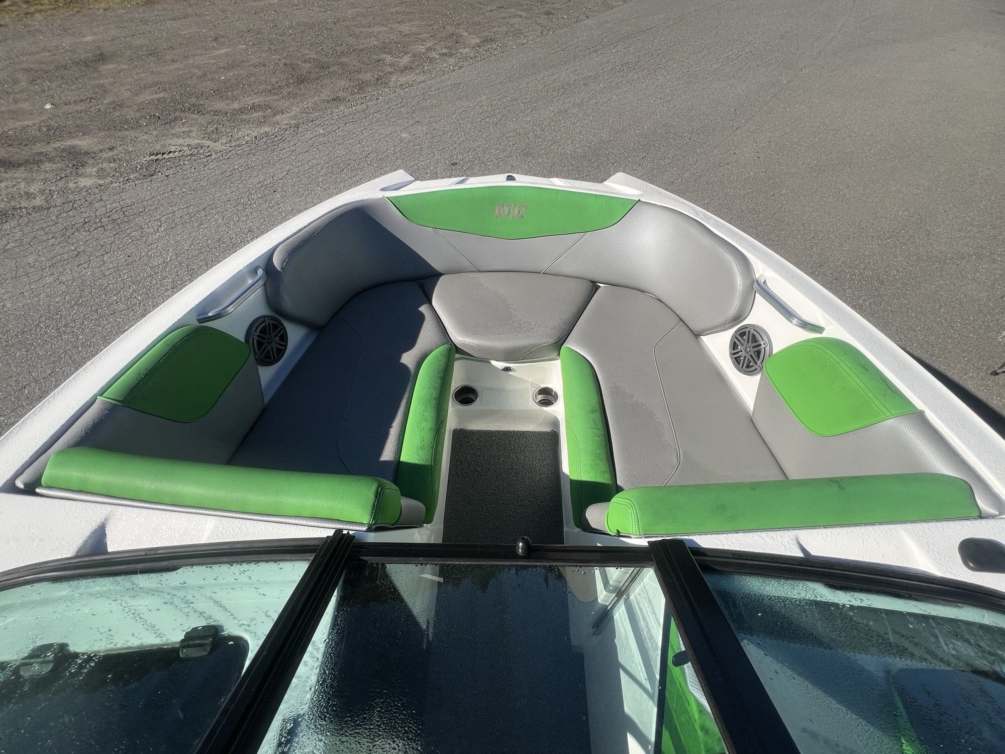 Bateau Mastercraft NXT22 2017 Noir & Vert, Moteur Ilmor 5.7l 325hp avec 575h, Remorque, Complètement Équipé pour le Wakesurf!