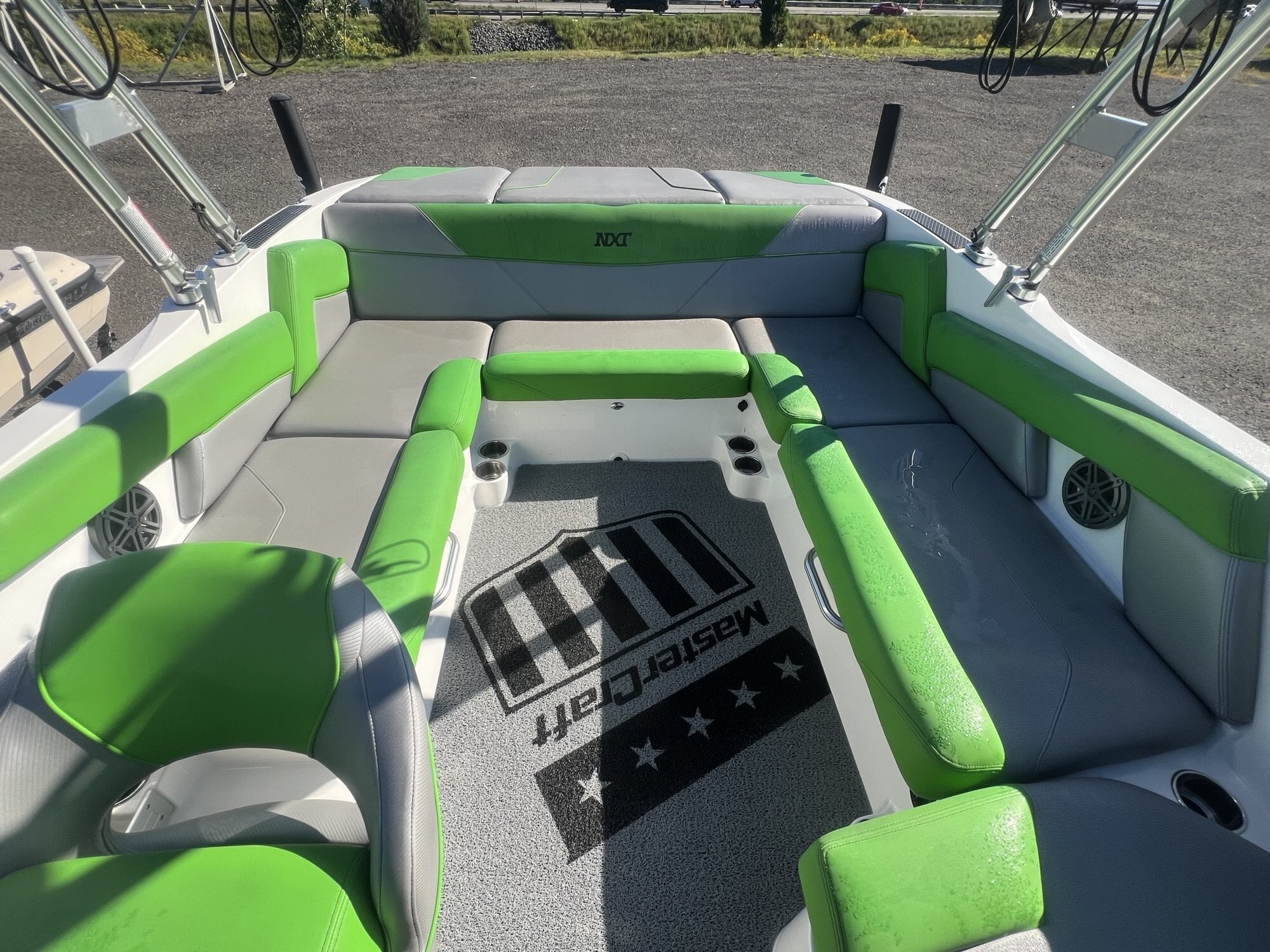 Bateau Mastercraft NXT22 2017 Noir & Vert, Moteur Ilmor 5.7l 325hp avec 575h, Remorque, Complètement Équipé pour le Wakesurf!