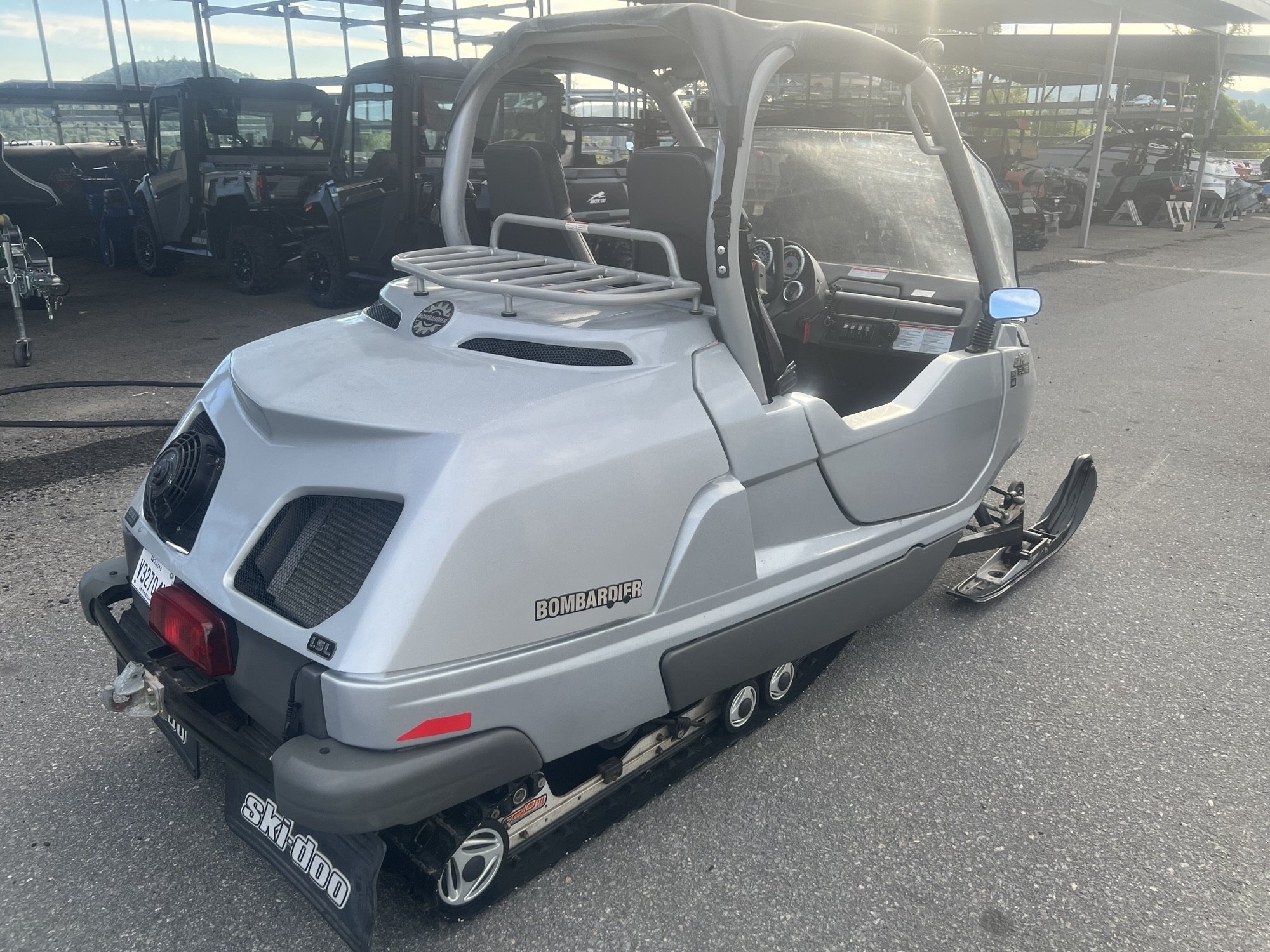 Motoneige BRP Ski Doo Élite 2004 Gris, 2x Passagers Side by Side, Moteur 4 Tec avec 2379km, Tout Original, RARE!