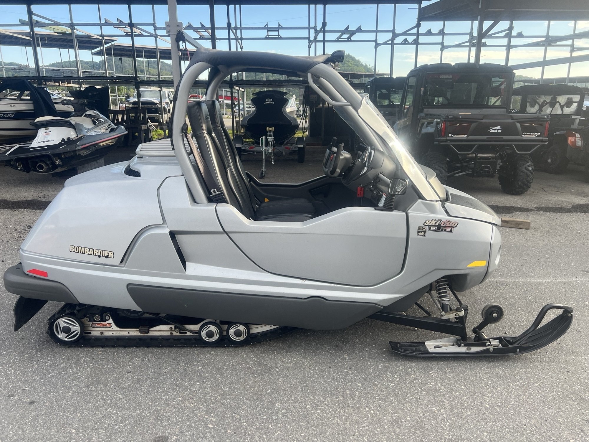 Motoneige BRP Ski Doo Élite 2004 Gris, 2x Passagers Side by Side, Moteur 4 Tec avec 2379km, Tout Original, RARE!