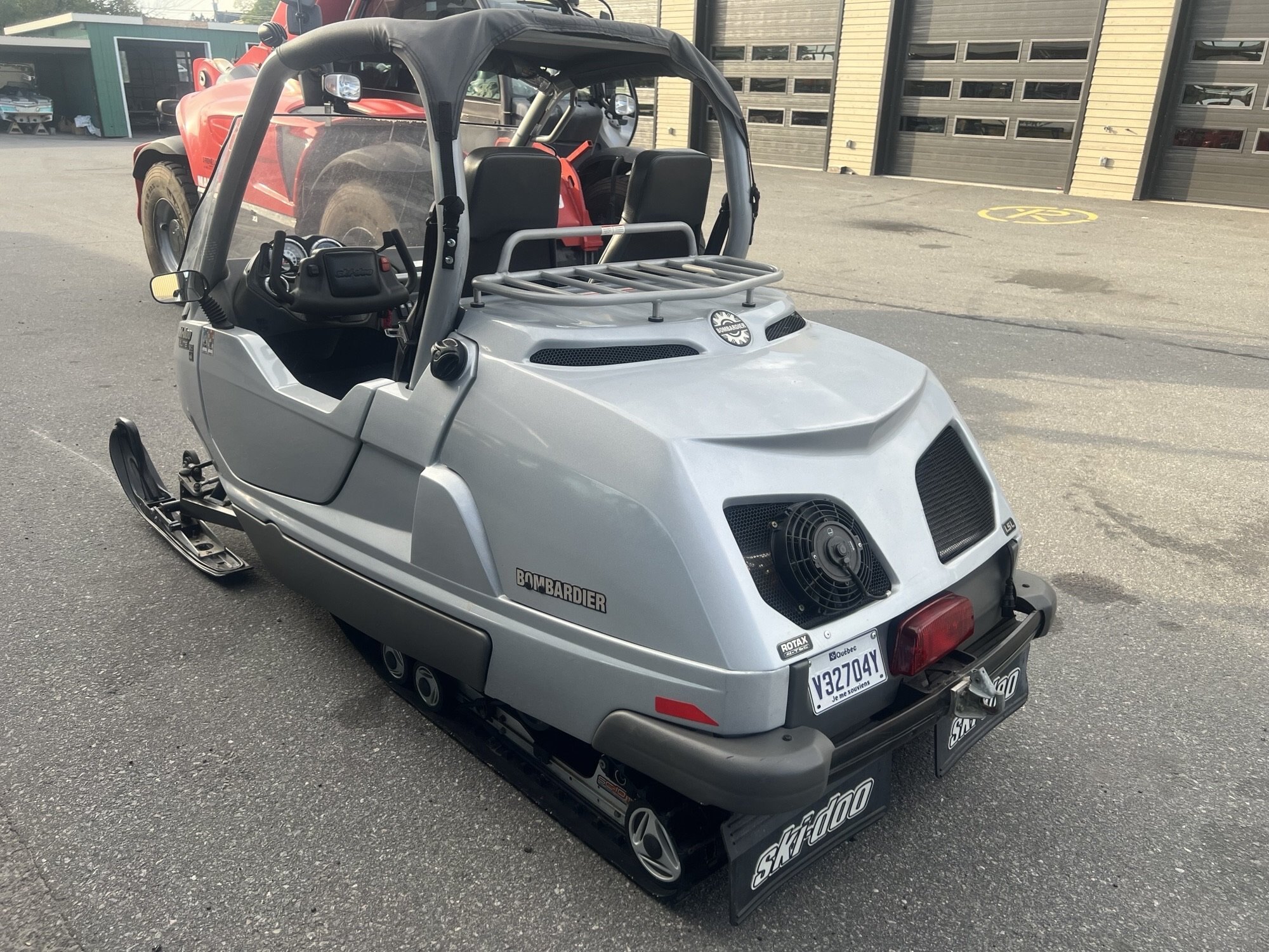 Motoneige BRP Ski Doo Élite 2004 Gris, 2x Passagers Side by Side, Moteur 4 Tec avec 2379km, Tout Original, RARE!