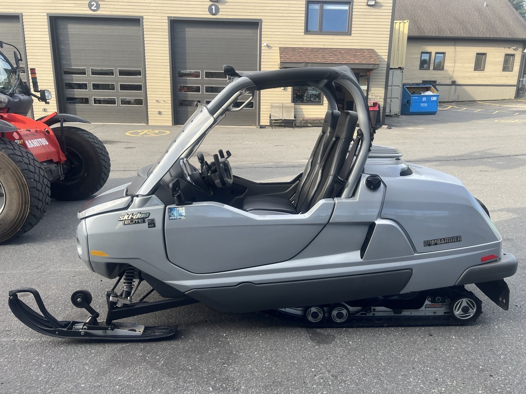 Motoneige BRP Ski Doo Élite 2004 Gris, 2x Passagers Side by Side, Moteur 4 Tec avec 2379km, Tout Original, RARE!