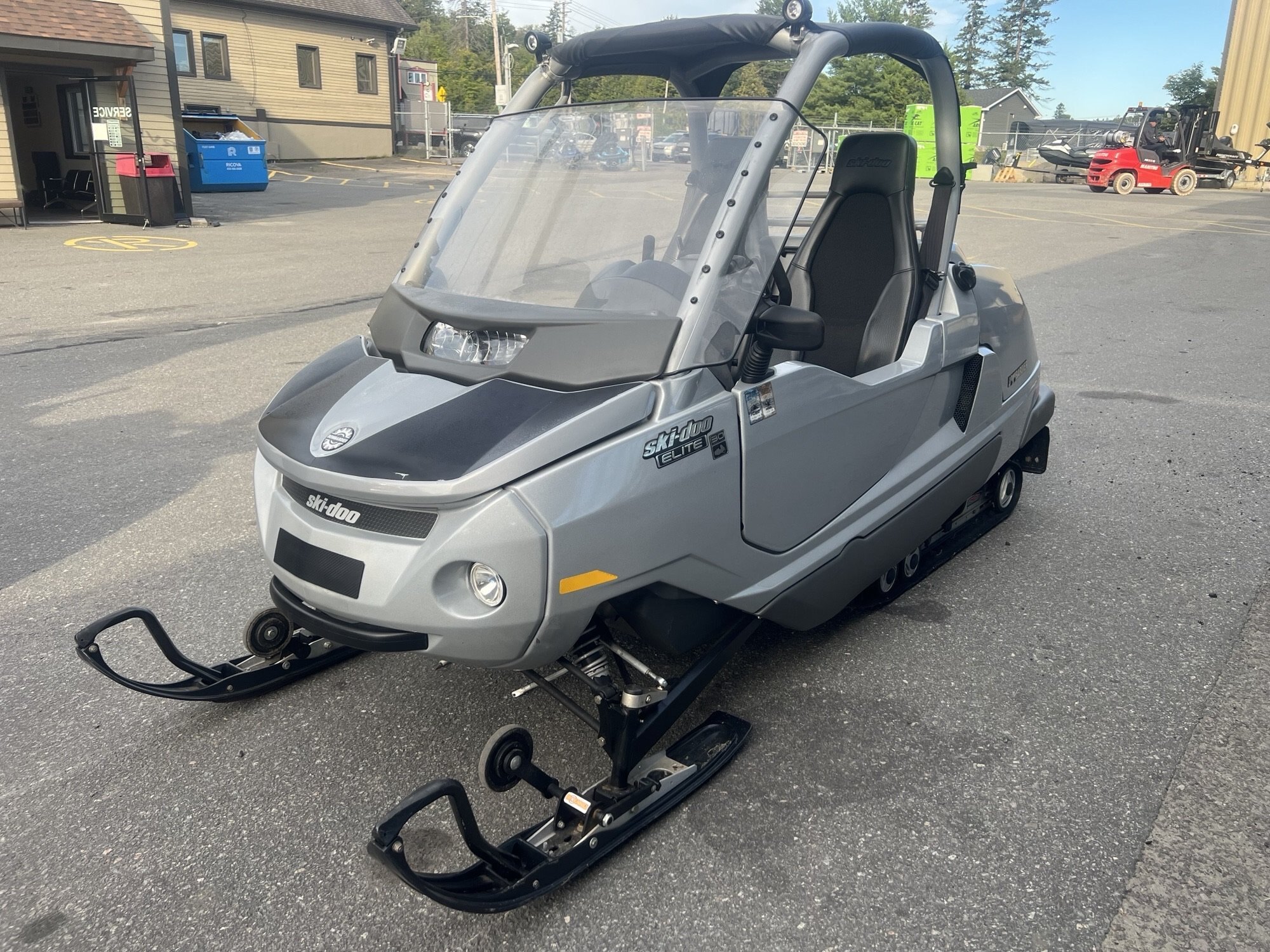 Motoneige BRP Ski Doo Élite 2004 Gris, 2x Passagers Side by Side, Moteur 4 Tec avec 2379km, Tout Original, RARE!