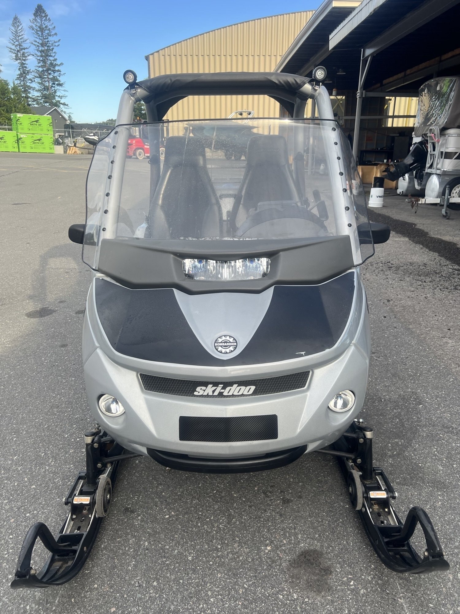 Motoneige BRP Ski Doo Élite 2004 Gris, 2x Passagers Side by Side, Moteur 4 Tec avec 2379km, Tout Original, RARE!
