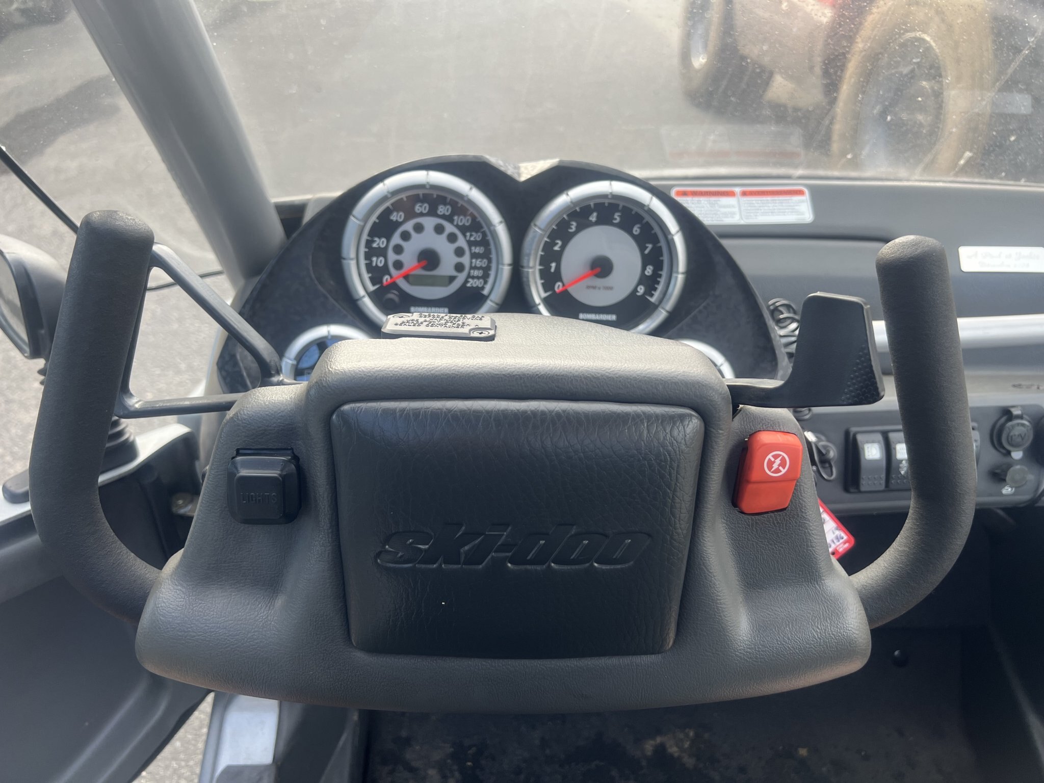 Motoneige BRP Ski Doo Élite 2004 Gris, 2x Passagers Side by Side, Moteur 4 Tec avec 2379km, Tout Original, RARE!