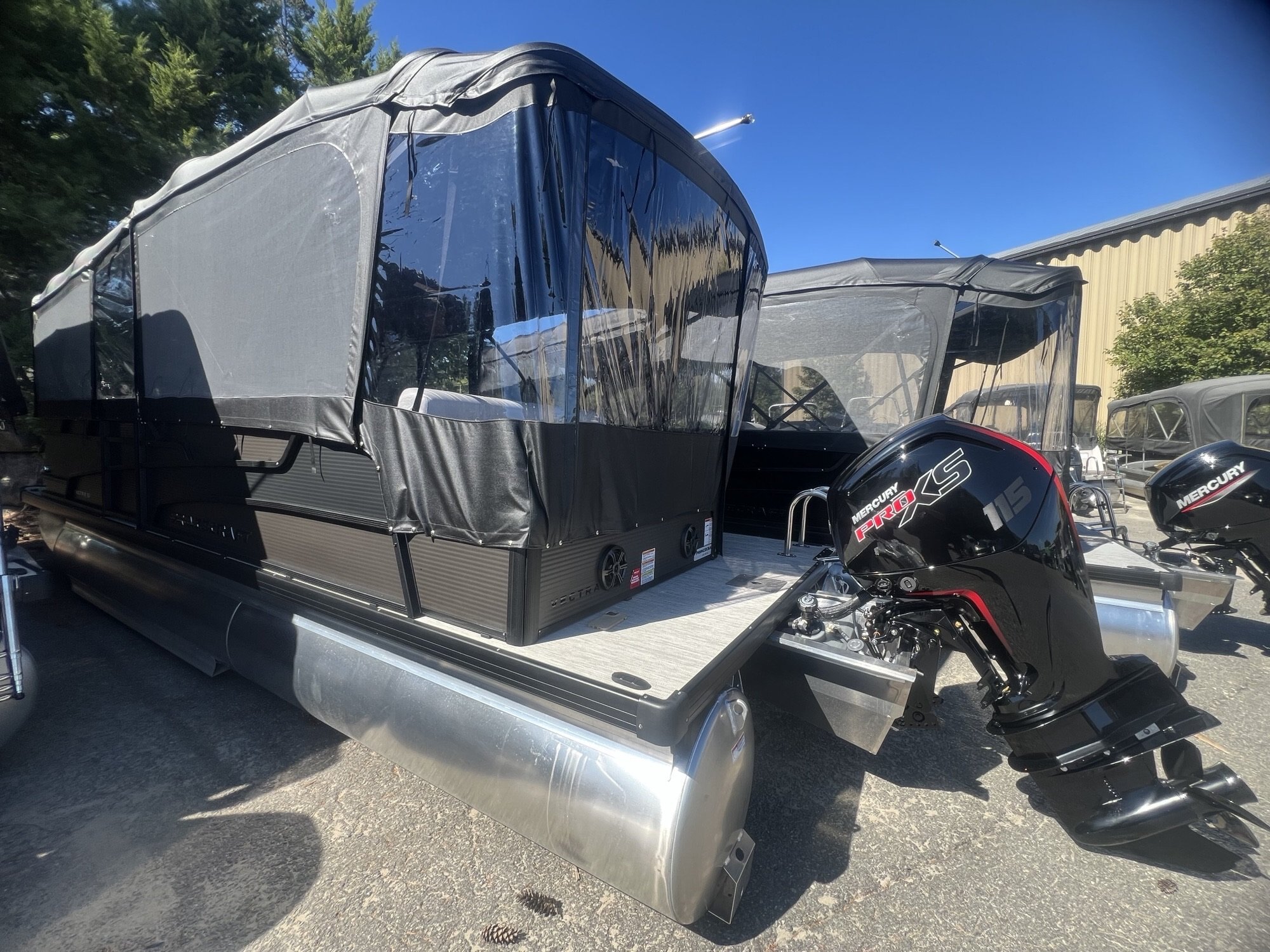 Ponton Princecraft Vectra 23RL 2027 Charbon sur Gris, Moteur Mercury 115hp Pro XS, Toit Campeur, Table, Sonar, Système de sons Kicker!