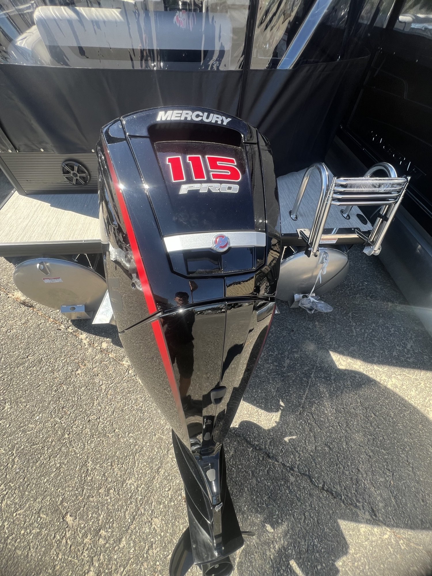 Ponton Princecraft Vectra 23RL 2027 Charbon sur Gris, Moteur Mercury 115hp Pro XS, Toit Campeur, Table, Sonar, Système de sons Kicker!