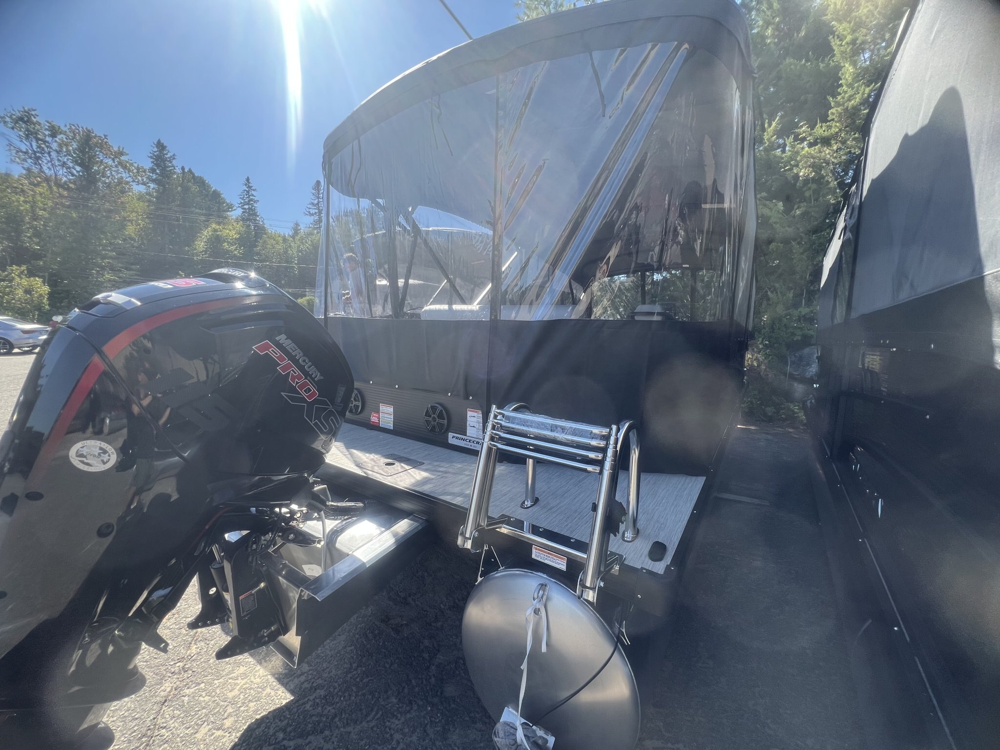 Ponton Princecraft Vectra 23RL 2027 Charbon sur Gris, Moteur Mercury 115hp Pro XS, Toit Campeur, Table, Sonar, Système de sons Kicker!