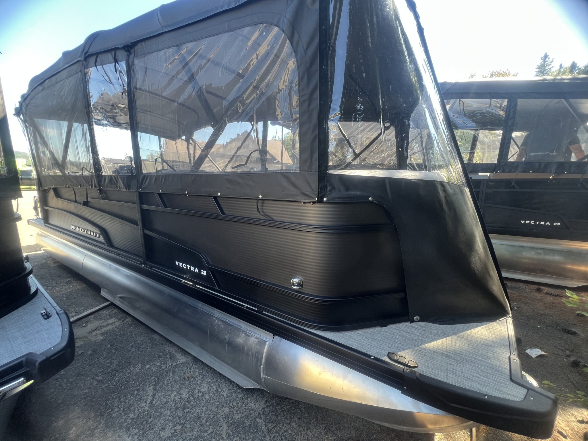 Ponton Princecraft Vectra 23RL 2027 Charbon sur Gris, Moteur Mercury 115hp Pro XS, Toit Campeur, Table, Sonar, Système de sons Kicker!