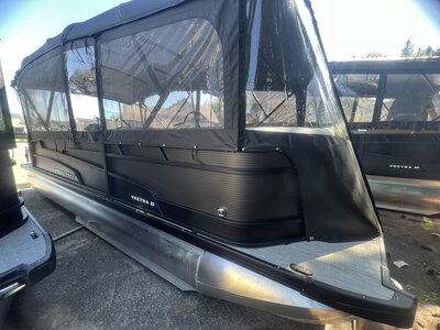Ponton Princecraft Vectra 23RL 2027 Charbon sur Gris, Moteur Mercury 115hp Pro XS, Toit Campeur, Table, Sonar, Système de sons Kicker!