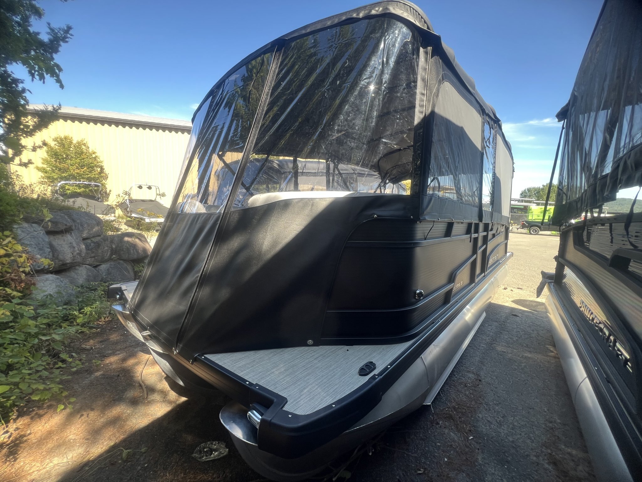 Ponton Princecraft Vectra 23RL 2027 Charbon sur Gris, Moteur Mercury 115hp Pro XS, Toit Campeur, Table, Sonar, Système de sons Kicker!