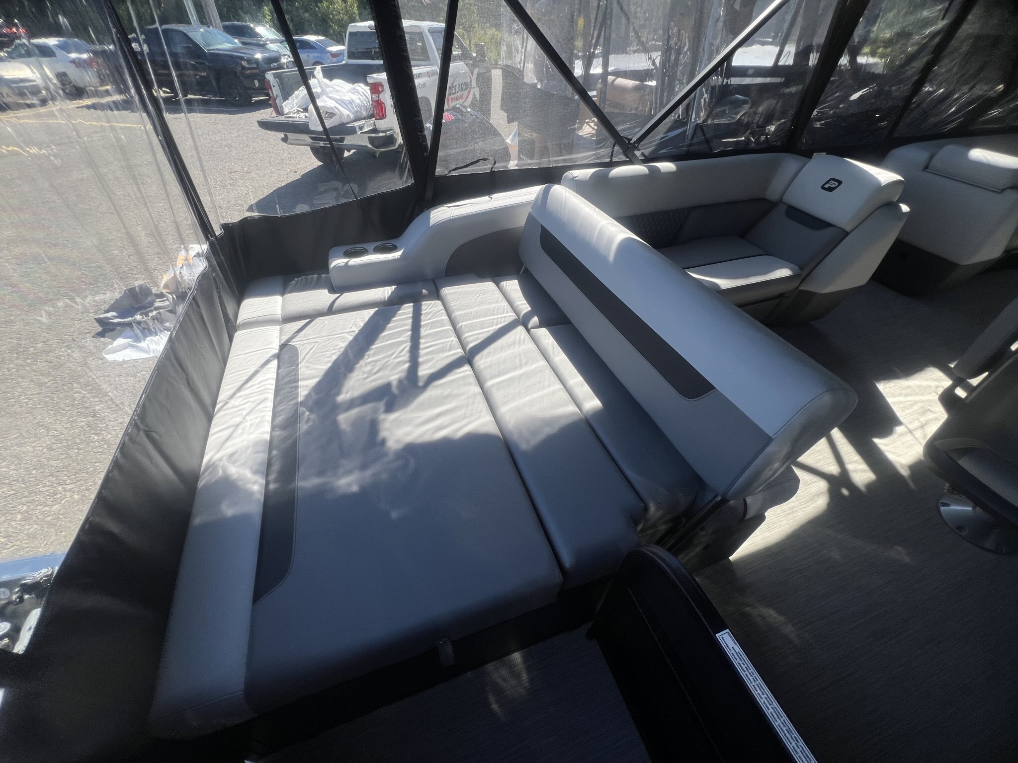 Ponton Princecraft Vectra 23RL 2027 Charbon sur Gris, Moteur Mercury 115hp Pro XS, Toit Campeur, Table, Sonar, Système de sons Kicker!