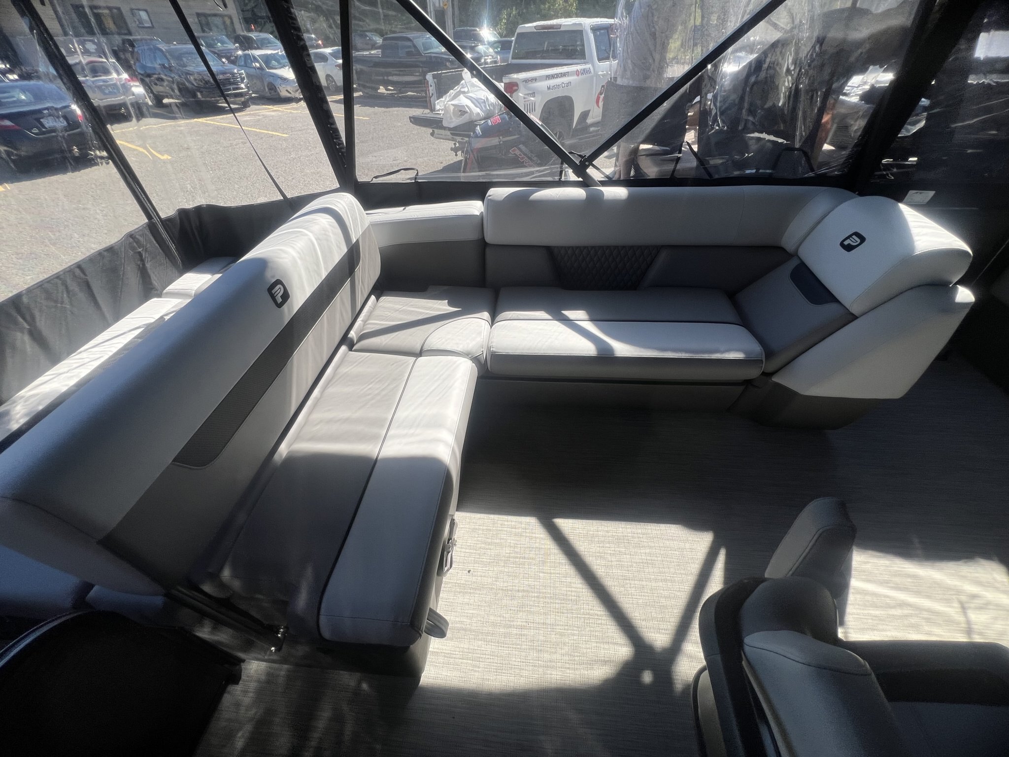 Ponton Princecraft Vectra 23RL 2027 Charbon sur Gris, Moteur Mercury 115hp Pro XS, Toit Campeur, Table, Sonar, Système de sons Kicker!