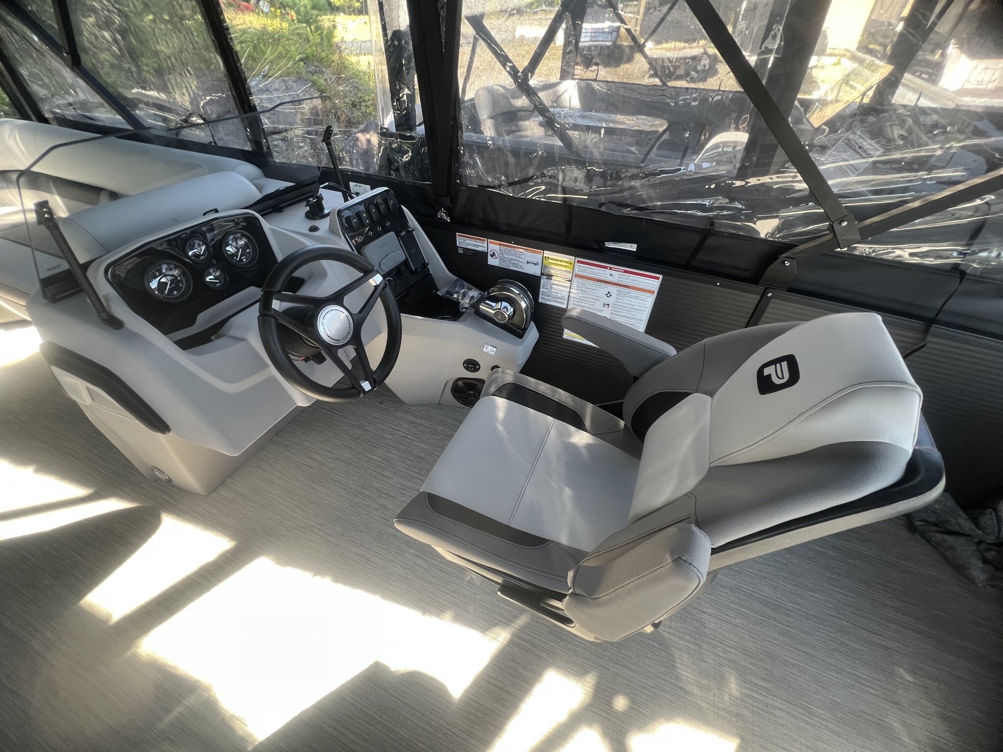 Ponton Princecraft Vectra 23RL 2027 Charbon sur Gris, Moteur Mercury 115hp Pro XS, Toit Campeur, Table, Sonar, Système de sons Kicker!