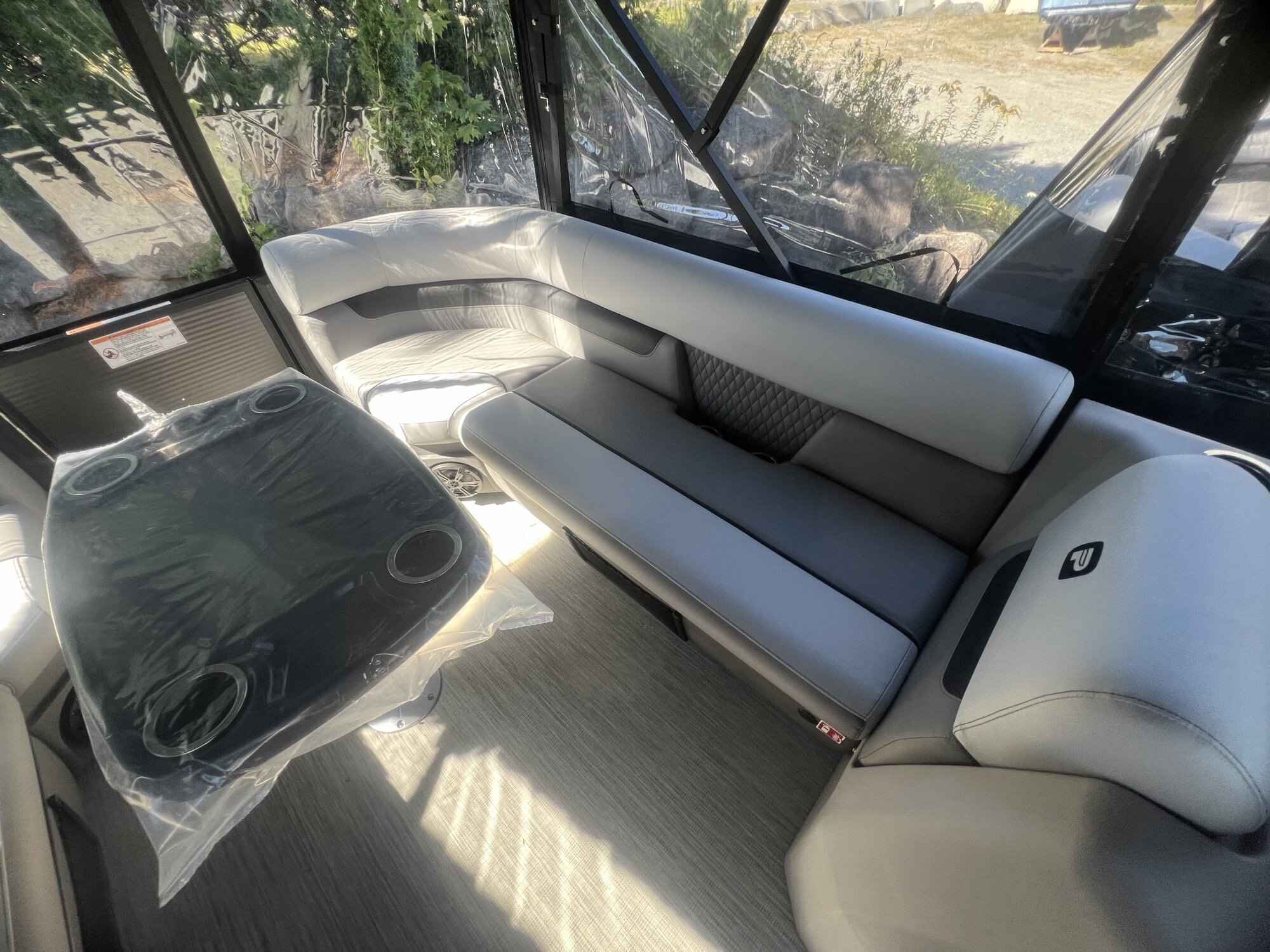 Ponton Princecraft Vectra 23RL 2027 Charbon sur Gris, Moteur Mercury 115hp Pro XS, Toit Campeur, Table, Sonar, Système de sons Kicker!
