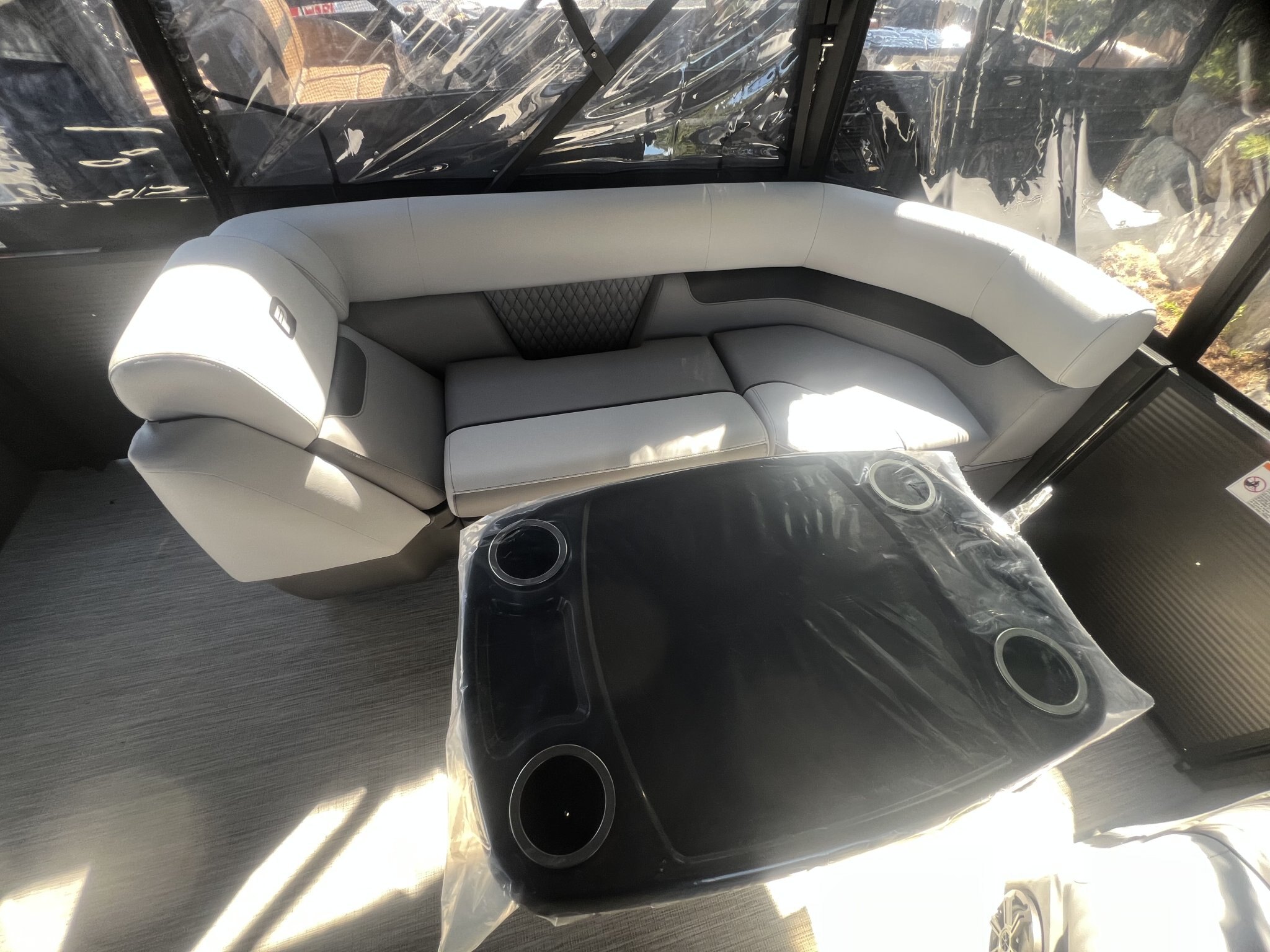 Ponton Princecraft Vectra 23RL 2027 Charbon sur Gris, Moteur Mercury 115hp Pro XS, Toit Campeur, Table, Sonar, Système de sons Kicker!
