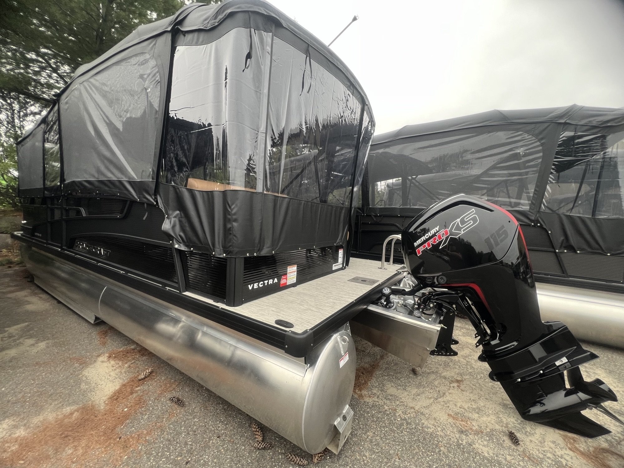 Ponton Princecraft Vectra 23RL SS Sport 2027 Noir sur Tan, Moteur Mercury 115hp Pro XS, Toit Campeur, Sonar, 2x Tables, Système de sons Kicker & +!