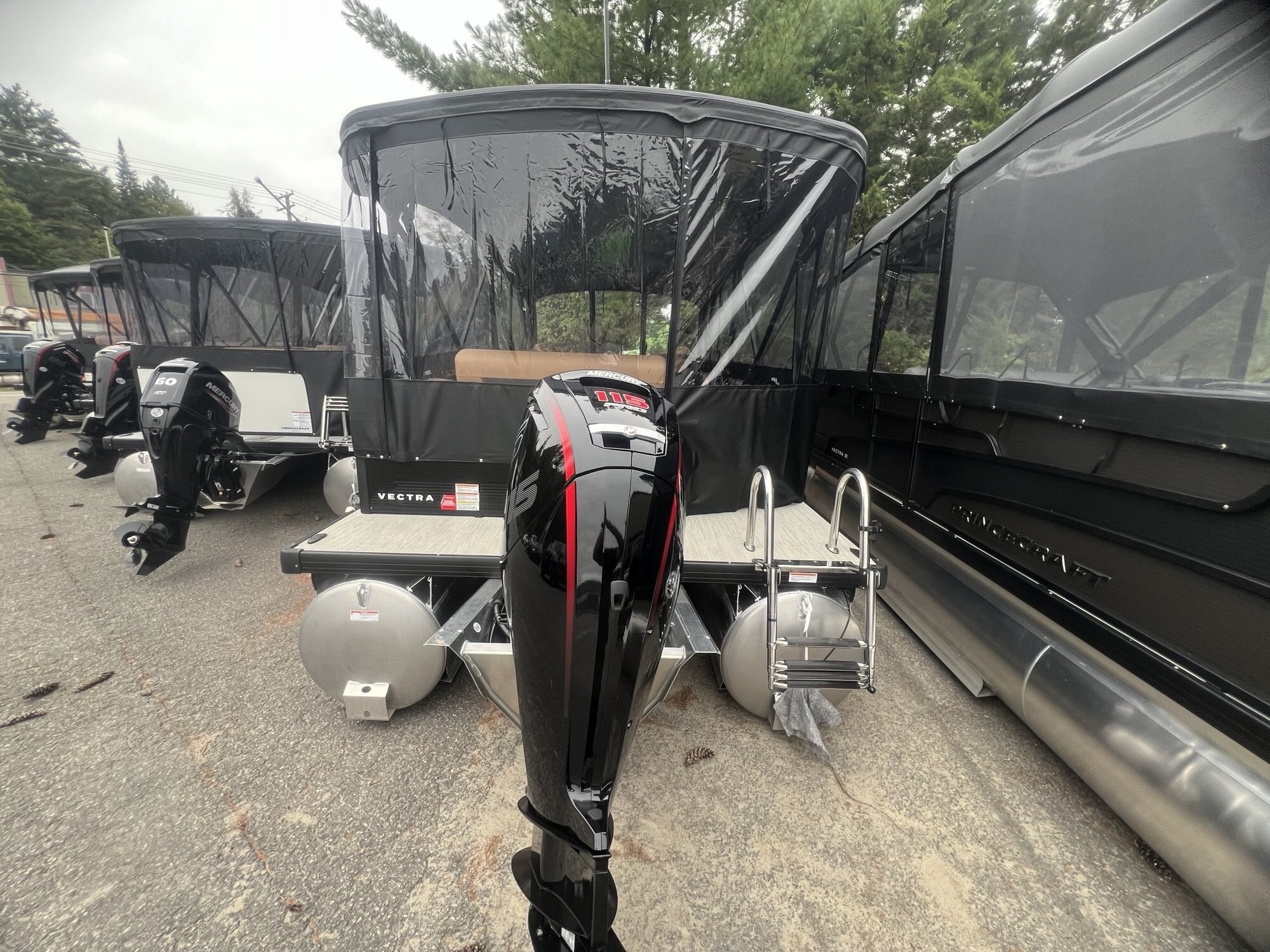 Ponton Princecraft Vectra 23RL SS Sport 2027 Noir sur Tan, Moteur Mercury 115hp Pro XS, Toit Campeur, Sonar, 2x Tables, Système de sons Kicker & +!