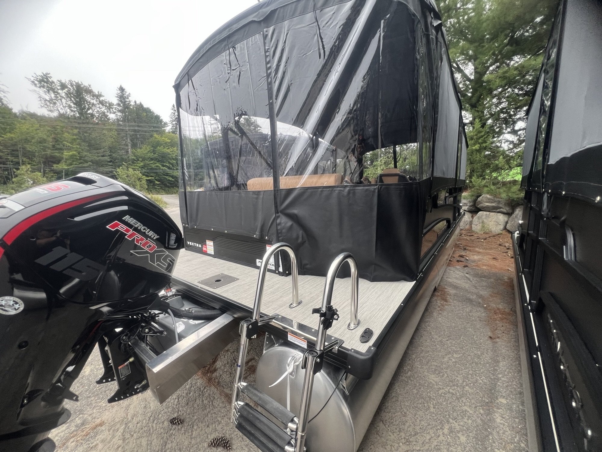 Ponton Princecraft Vectra 23RL SS Sport 2027 Noir sur Tan, Moteur Mercury 115hp Pro XS, Toit Campeur, Sonar, 2x Tables, Système de sons Kicker & +!