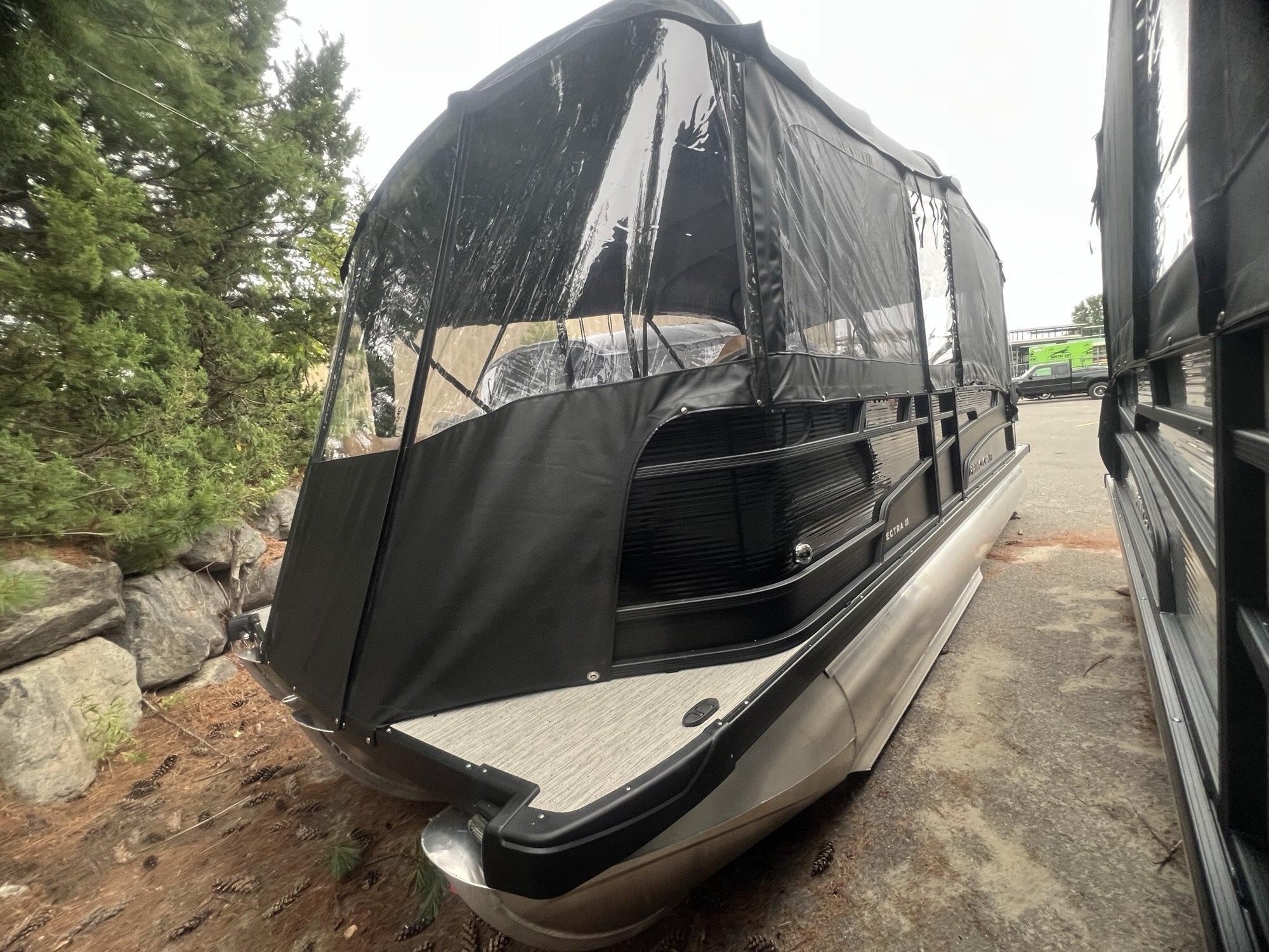 Ponton Princecraft Vectra 23RL SS Sport 2027 Noir sur Tan, Moteur Mercury 115hp Pro XS, Toit Campeur, Sonar, 2x Tables, Système de sons Kicker & +!