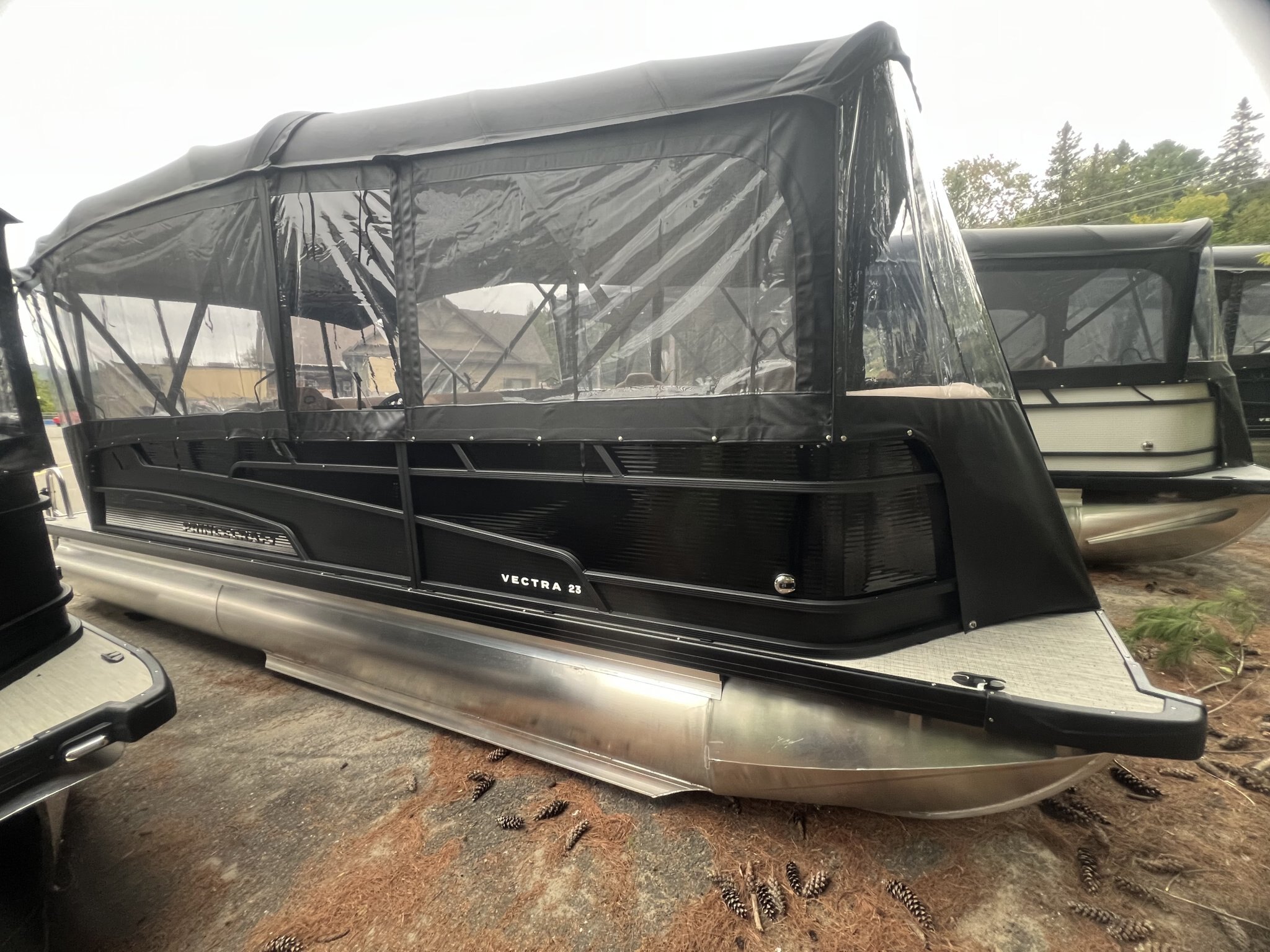 Ponton Princecraft Vectra 23RL SS Sport 2027 Noir sur Tan, Moteur Mercury 115hp Pro XS, Toit Campeur, Sonar, 2x Tables, Système de sons Kicker & +!