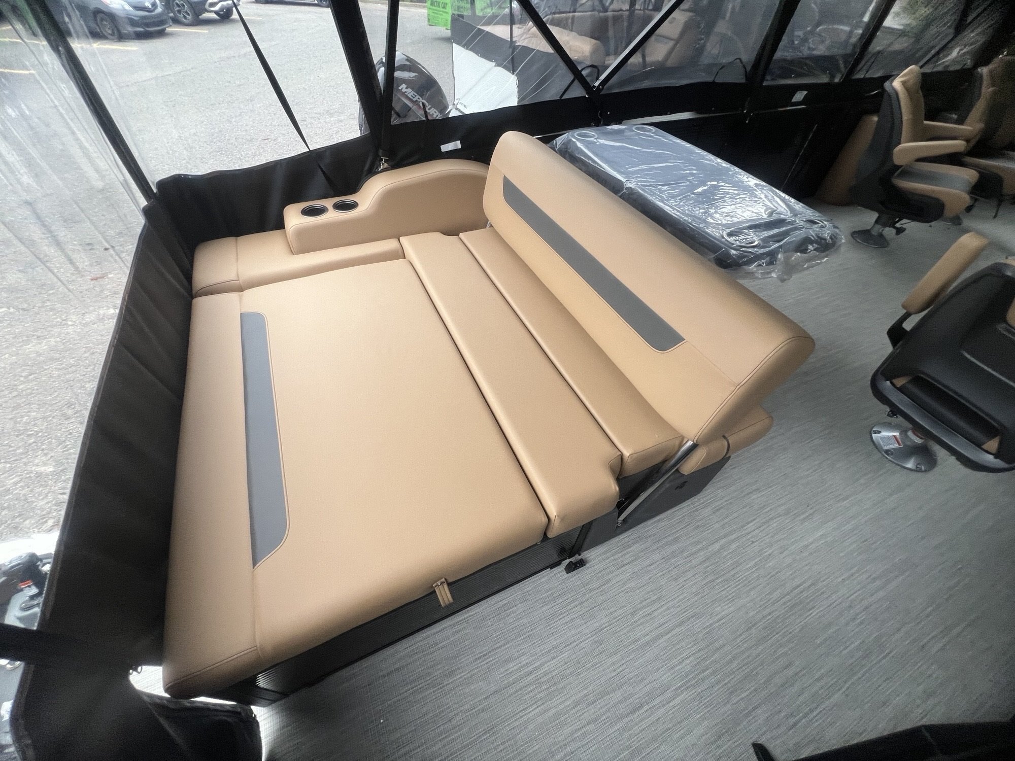 Ponton Princecraft Vectra 23RL SS Sport 2027 Noir sur Tan, Moteur Mercury 115hp Pro XS, Toit Campeur, Sonar, 2x Tables, Système de sons Kicker & +!