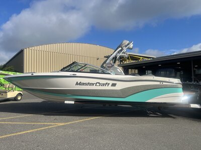 Bateau Mastercraft XT23 2019 Turquoise & Gris, Moteur Ilmor 5.3l 365hp 495h, Complètement Équipé pour le Wakesurf!