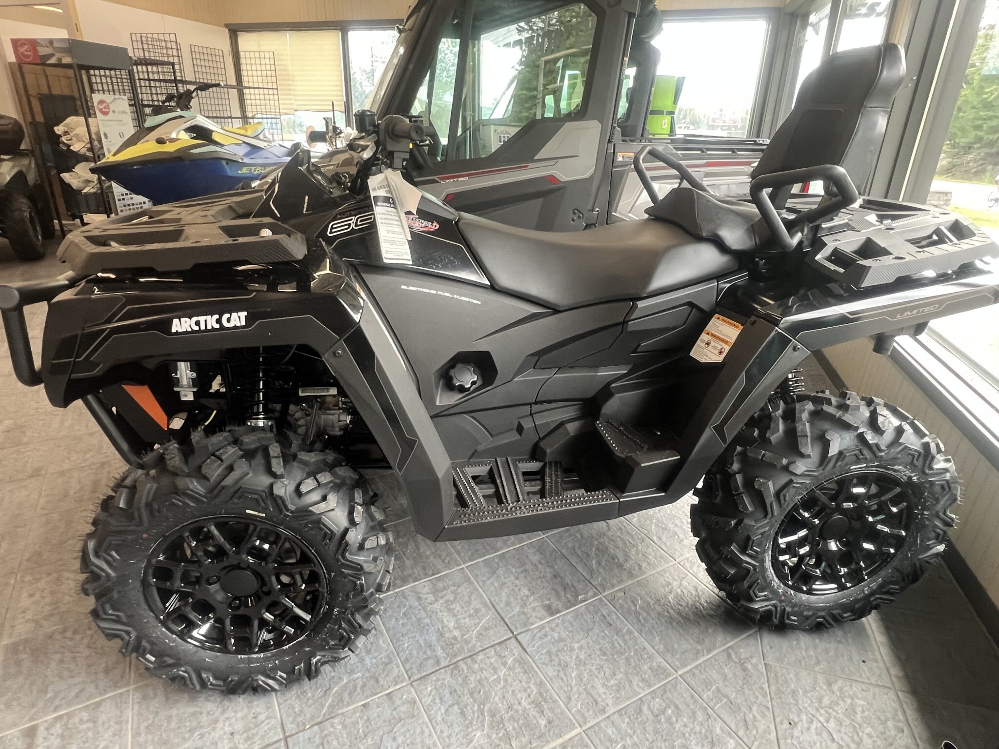 VTT Arctic Cat Alterra TRV LTD EPS 600 2027 Noir, Modèle 2x Passagers Multi Usage 4x4, Winch et Attache Remorque!