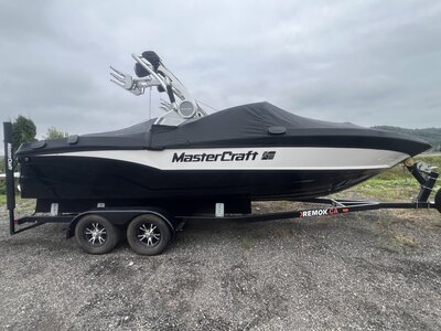 Bateau Mastercraft XT23 2018 Noir & Blanc, Moteur Ilmor 5.3l 365hp +-375h, Remorque Double, Complètement Équipé pour le Wakesurf!