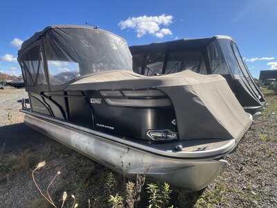 Ponton Princecraft Quorum 23 2018 Moteur Mercury 60Hp, Toit Demi-Campeur, Table, Système de sons et +!