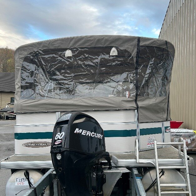 Ponton PRINCECRAFT VANTAGE 21 2009 Vert Moteur 60hp Mercury vient avec Toile, Toit Campeur, Système de Sons.