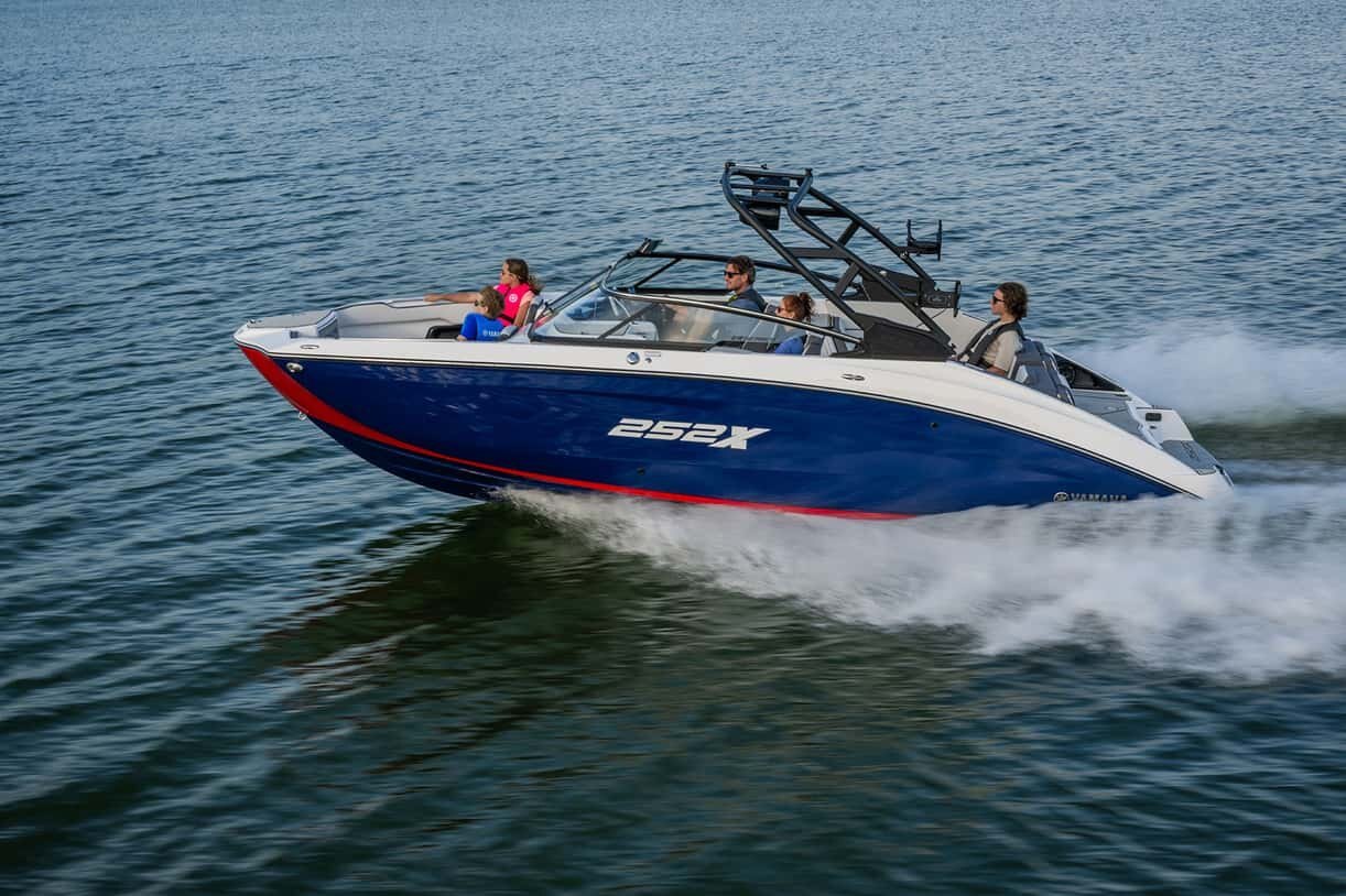 2025 Yamaha 252XE Yacht Blue