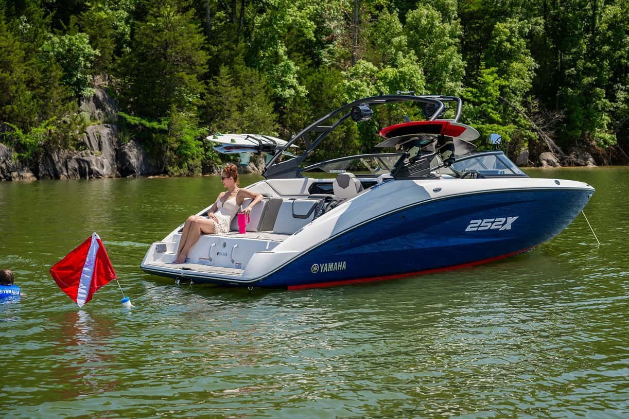 2025 Yamaha 252XE Yacht Blue