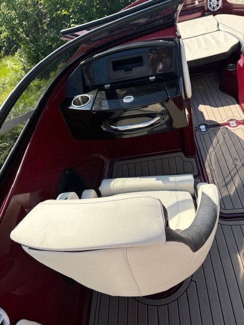 2024 STINGRAY 23 OSX Black Cherry 250 hp Verado
