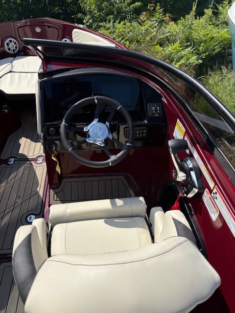 2024 STINGRAY 23 OSX Black Cherry 250 hp Verado