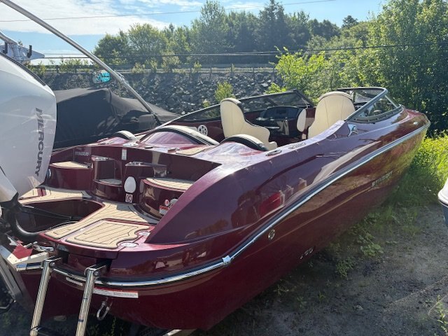 2024 STINGRAY 23 OSX Black Cherry 250 hp Verado