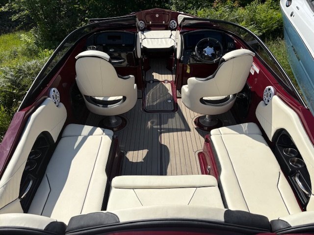 2024 STINGRAY 23 OSX Black Cherry 250 hp Verado