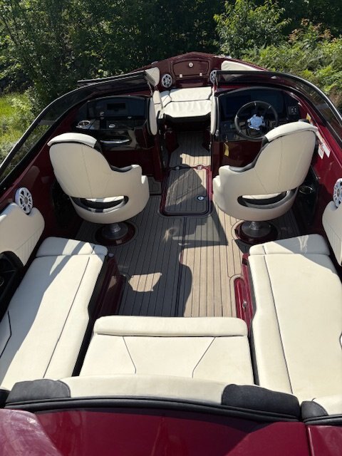 2024 STINGRAY 23 OSX Black Cherry 250 hp Verado
