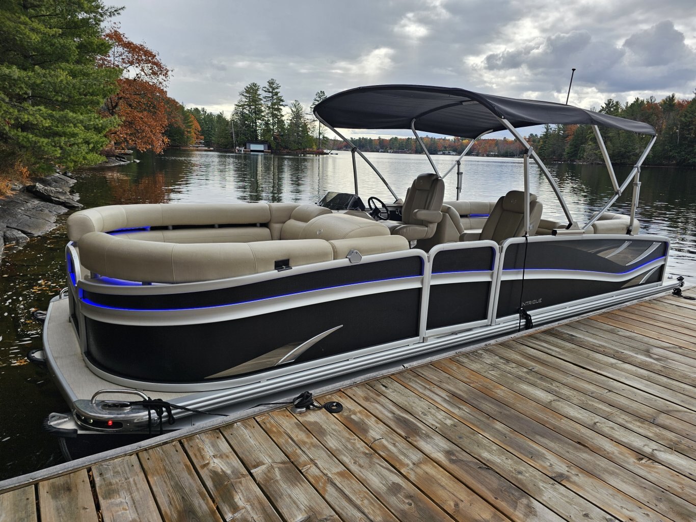 2017 PREMIER 230 INTRIGUE LOW HOURS