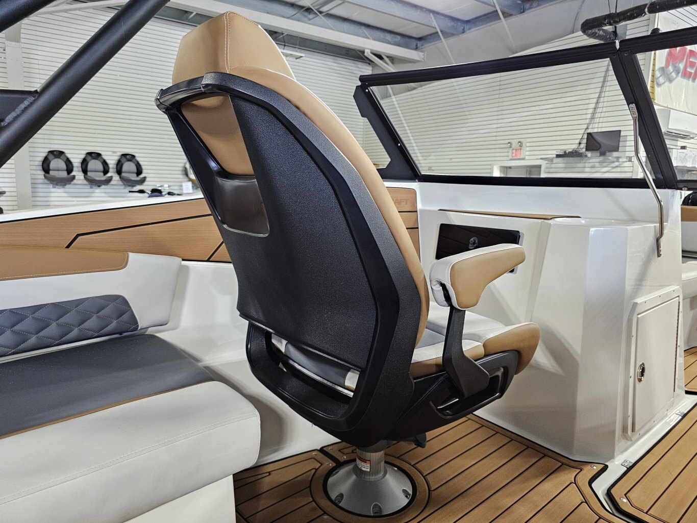 2025 Starcraft SVX 210 IO W/ 4.5L MERCRUISER 250 HP