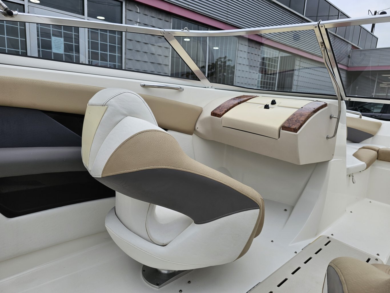 2005 Larson 208 LXI 294 Hours