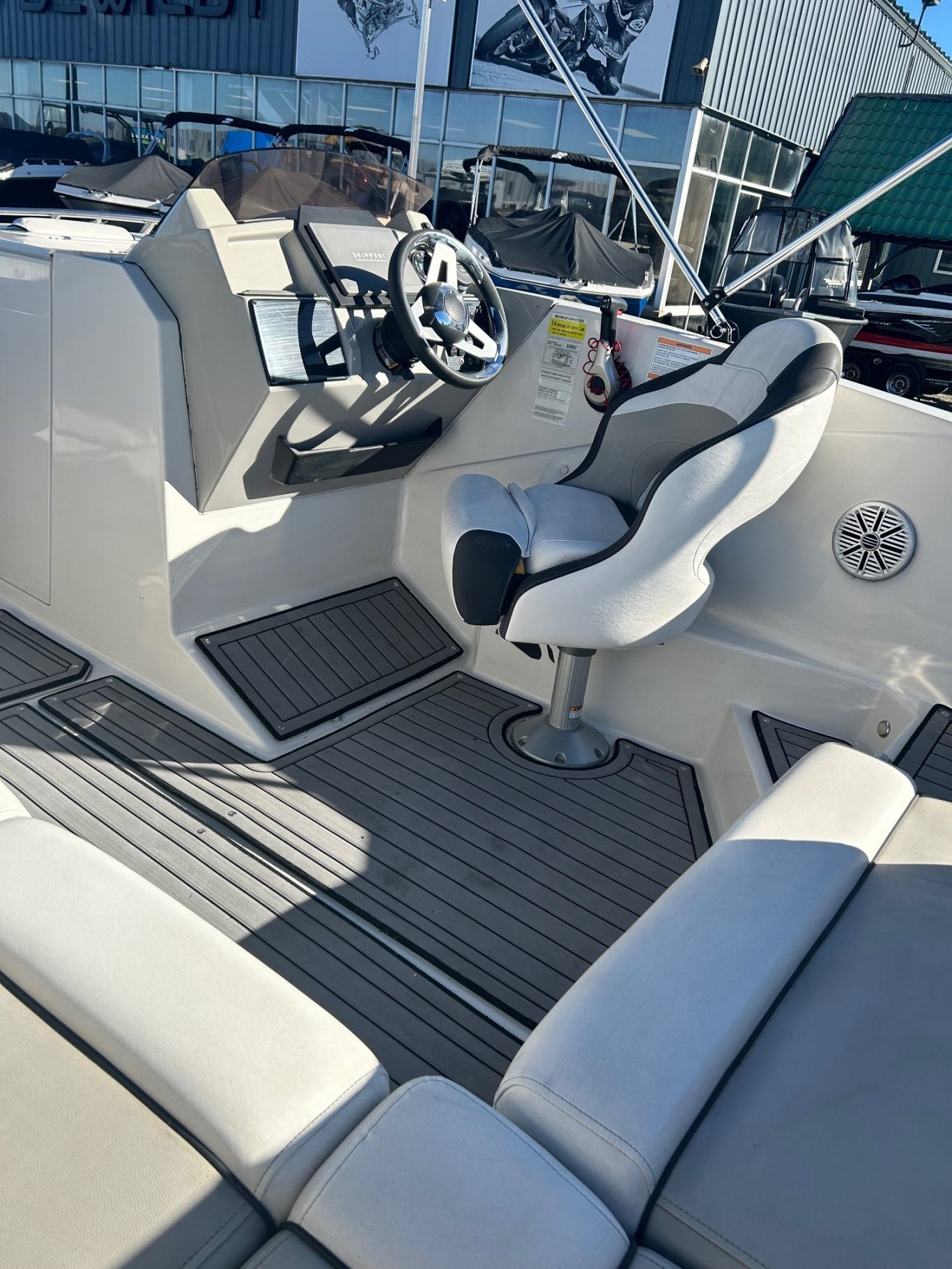 2023 STARCRAFT SVX 231 OB W/175HP YAMAHA