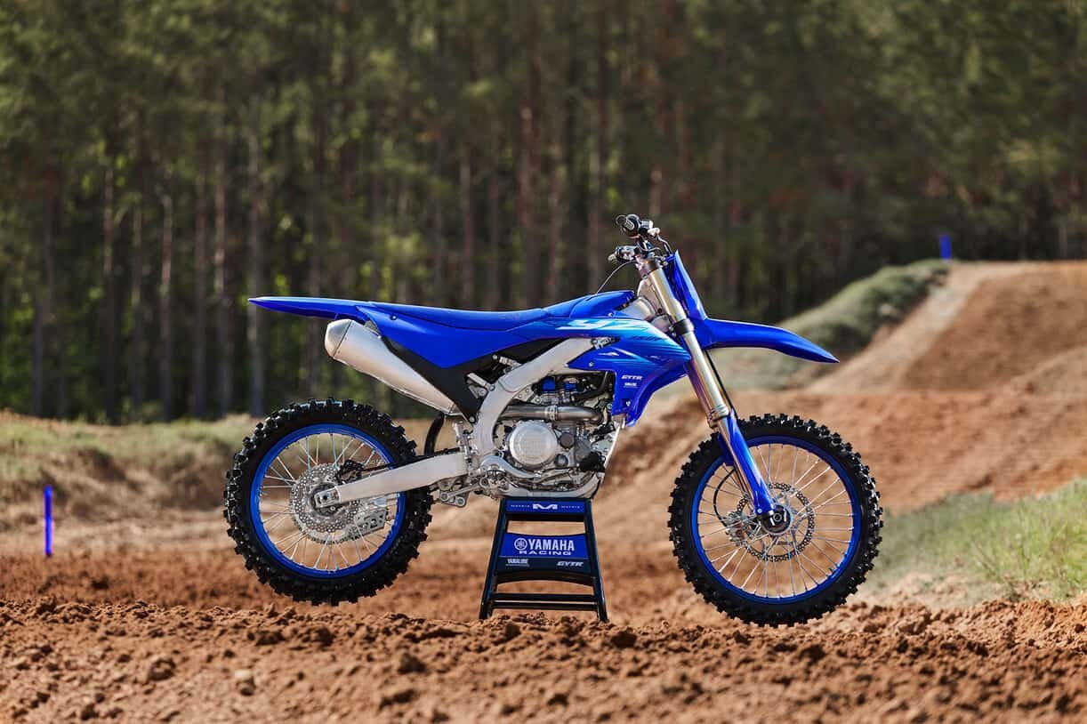 Yamaha YZ450F 2027, couleur « Team Yamaha Blue »
