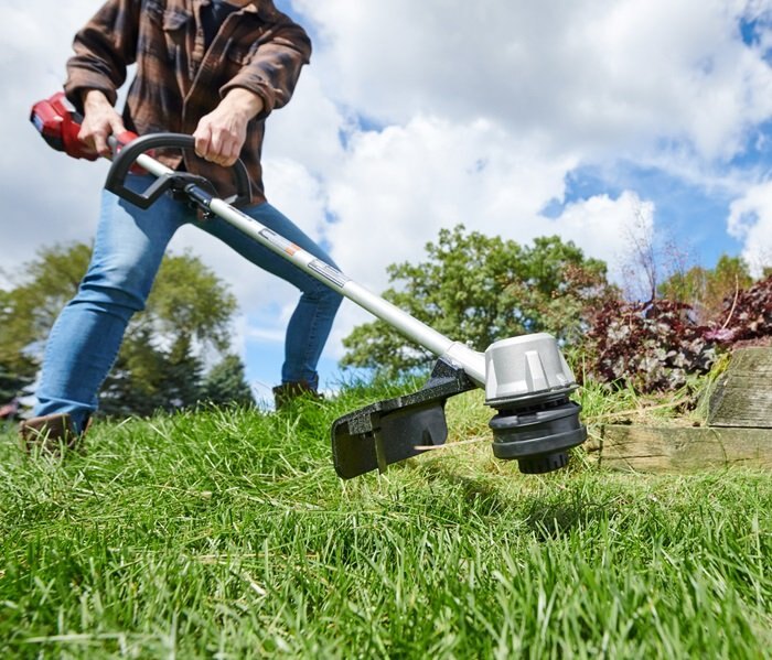 Toro 60V MAX* 14 (35.56 cm) / 16 (40.64 cm) Brushless String Trimmer (51830)