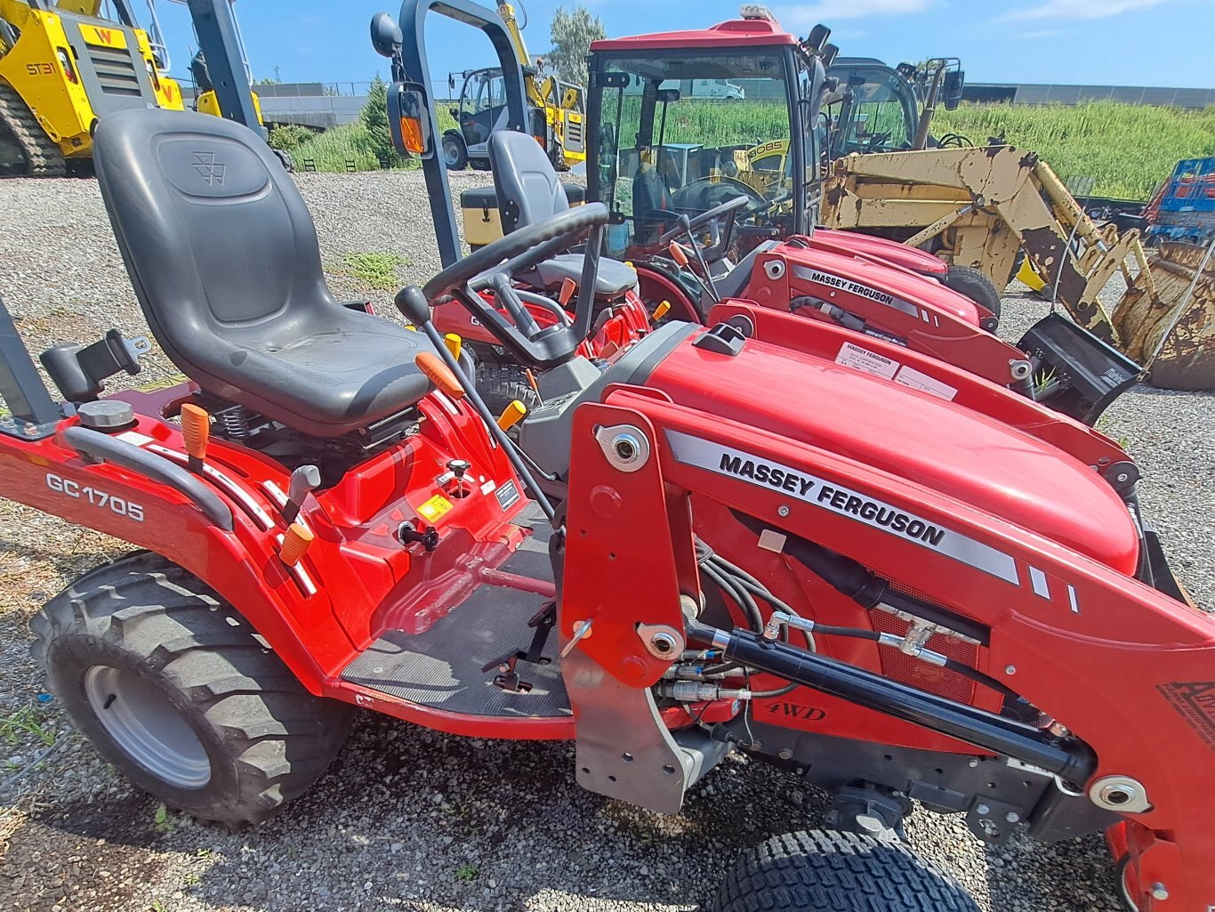 2017 MAHINDRA 1526 HYDROSTATIC W/ LOADER