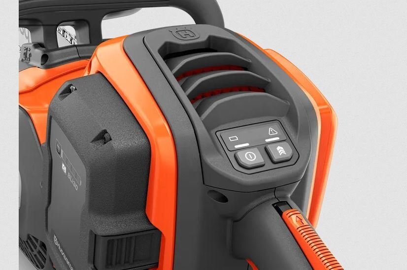 HUSQVARNA Power Axe 350i with battery charger